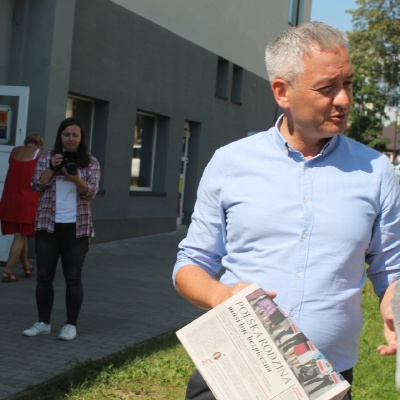 Eurodeputowany Robert Biedroń sprawnie kolportowal w Przysusze czasopismo Głos Lewicy 